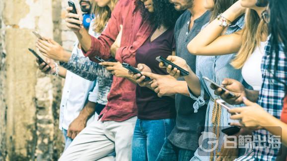 1543574295862498.jpg texting.shutterstock_751028674.jpg