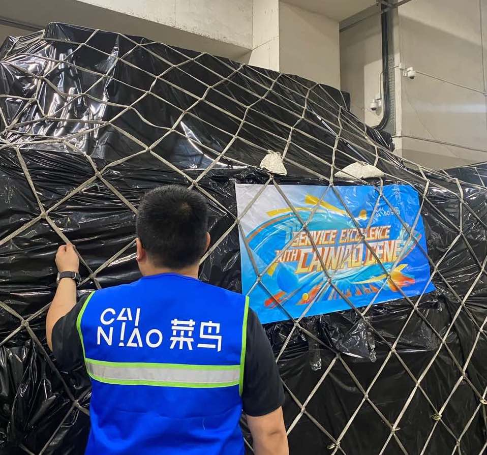 1699942981570881.png 菜鸟五日达包裹在中国香港国际机场准备登机.png
