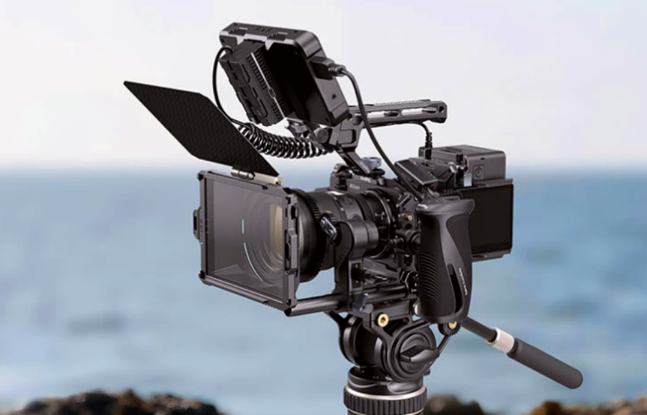 营收16亿，四次和苹果同台亮相，他带着摄影配件走向海外