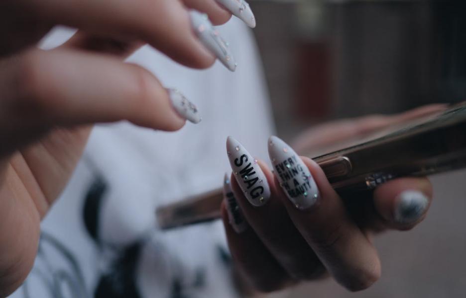 溢价数百倍！她靠穿戴甲年入3千万刀