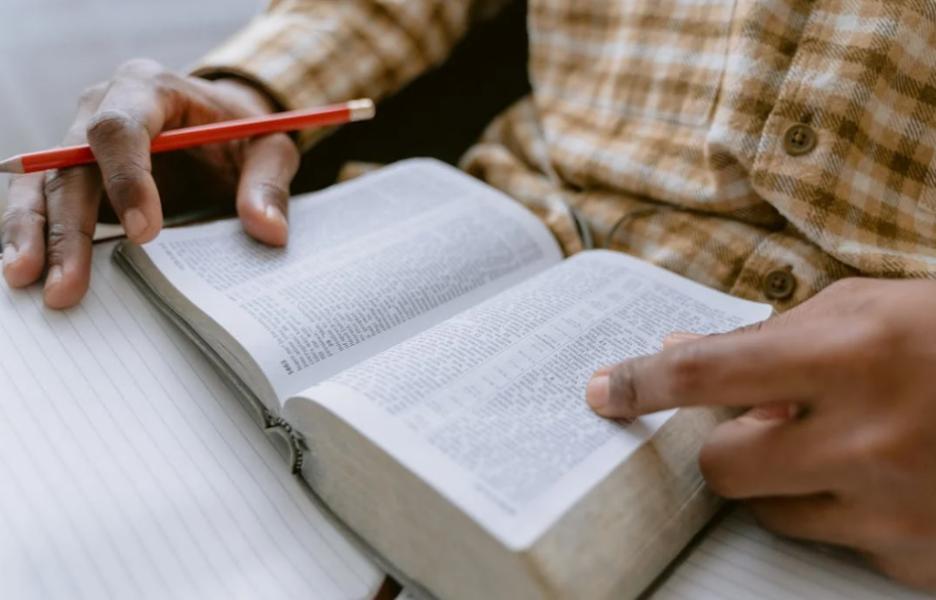 TikTok“信仰经济”再度燃爆！一款圣经周边卖了近700万