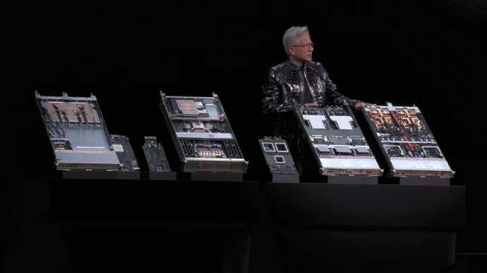 黄仁勋引爆全场！英伟达高通大乱斗，这届CES太疯狂了